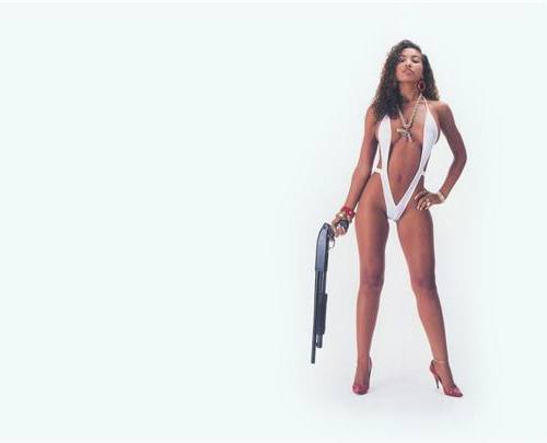 美女持枪图+你喜欢的是人?是枪?是姿势?